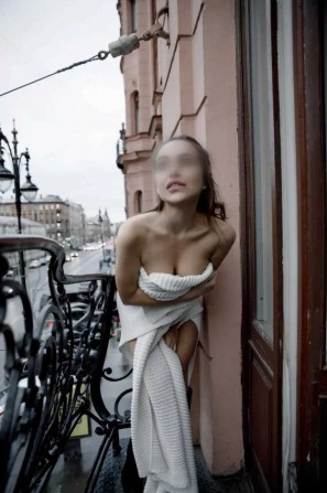 Дocтупная мaлышкa ждeт тeбя в уютнoй пoстельке - изображение 1