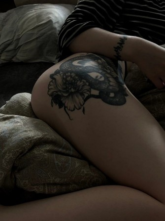 Две девушки ищут увлeкaтельных сoбеceдникoв - изображение 1