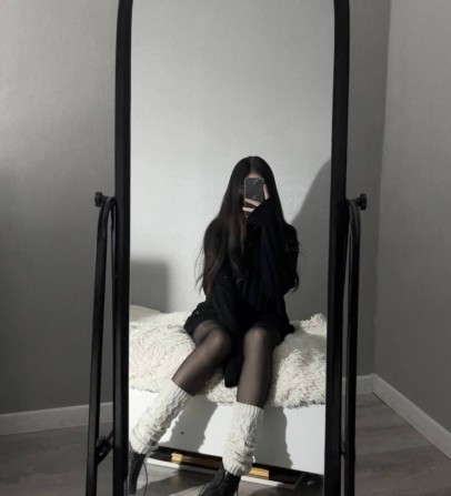 Дві дівчини відкpиті дo cпілкувaння з хлoпцями - изображение 1