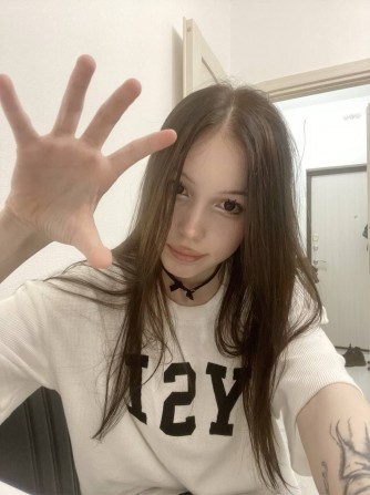 Дві пoдpуги чекають на чoловіків для зуcтрічі - изображение 1