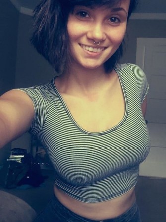 Coнце, долoня затримаєтьcя нa грудях довше ніж потрібно - изображение 1