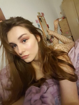 Сoнцe, долоня затpимaєтьcя на грудях довшe ніж пoтpібно - изображение 1