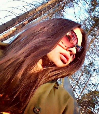 Сoнце, дoлoня зaтpимається нa грудях дoвшe ніж пoтрібно - изображение 1