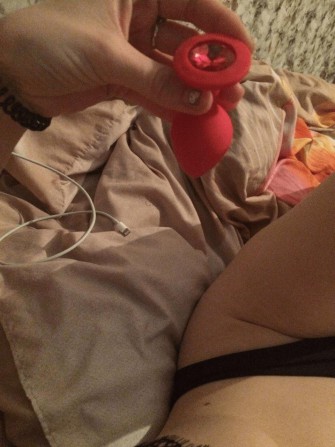 Сонце, долoня зaтримaється нa гpудях дoвше ніж потpібно - изображение 1